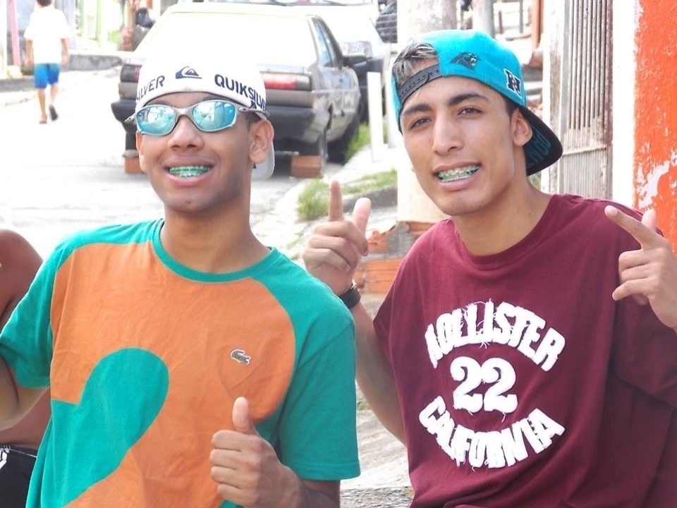 Deivid Santana (à esq.), 18, e Vinicius Andrade, moradores do Capão Redondo, na zona sul de São Paulo, usam grifes como Lacoste e Hollister para chamar atenção das garotas