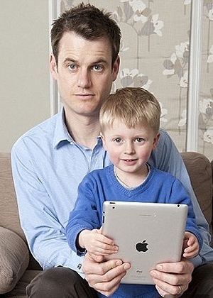Guy Adams e o filho, William, que chegou a acordar às 4h da madrugada para usar o iPad - Reprodução/Daily Mail 
