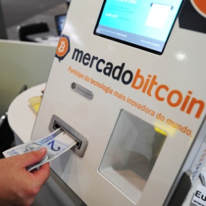 Máquina de Bitcoins recebe em reais e deposita o equivalente da moedal virtual em uma conta - Junior Lago/UOL