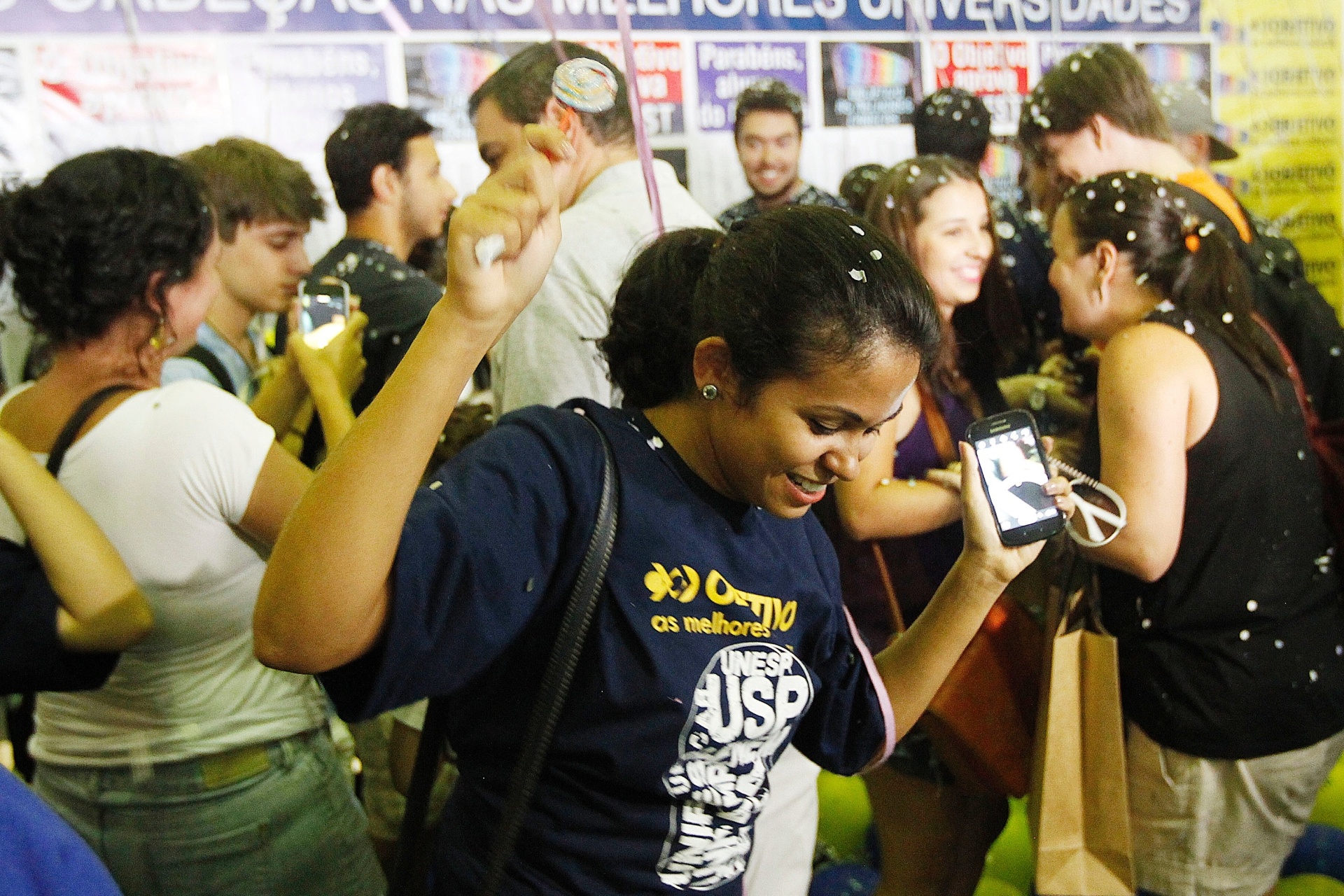 Calouros comemoram aprovação no vestibular 2014 da Fuvest, que seleciona alunos para a USP (Universidade de São Paulo) e para a Faculdade de Medicina da Santa Casa de São Paulo. A matrícula online deve ser feita a partir da meia-noite de terça-feira (4) até as 23h59 da quarta (5) - Reinaldo Canato/UOL