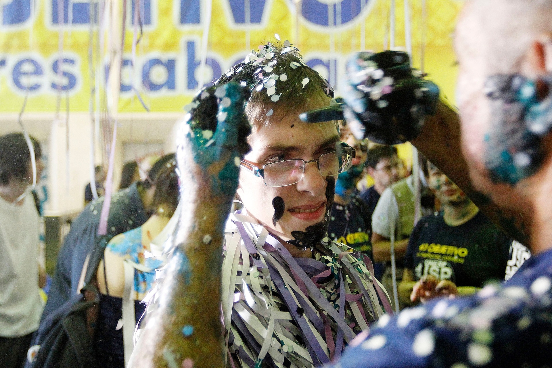 Calouros comemoram aprovação no vestibular 2014 da Fuvest, que seleciona alunos para a USP (Universidade de São Paulo) e para a Faculdade de Medicina da Santa Casa de São Paulo. A matrícula online deve ser feita a partir da meia-noite de terça-feira (4) até as 23h59 da quarta (5) - Reinaldo Canato/UOL