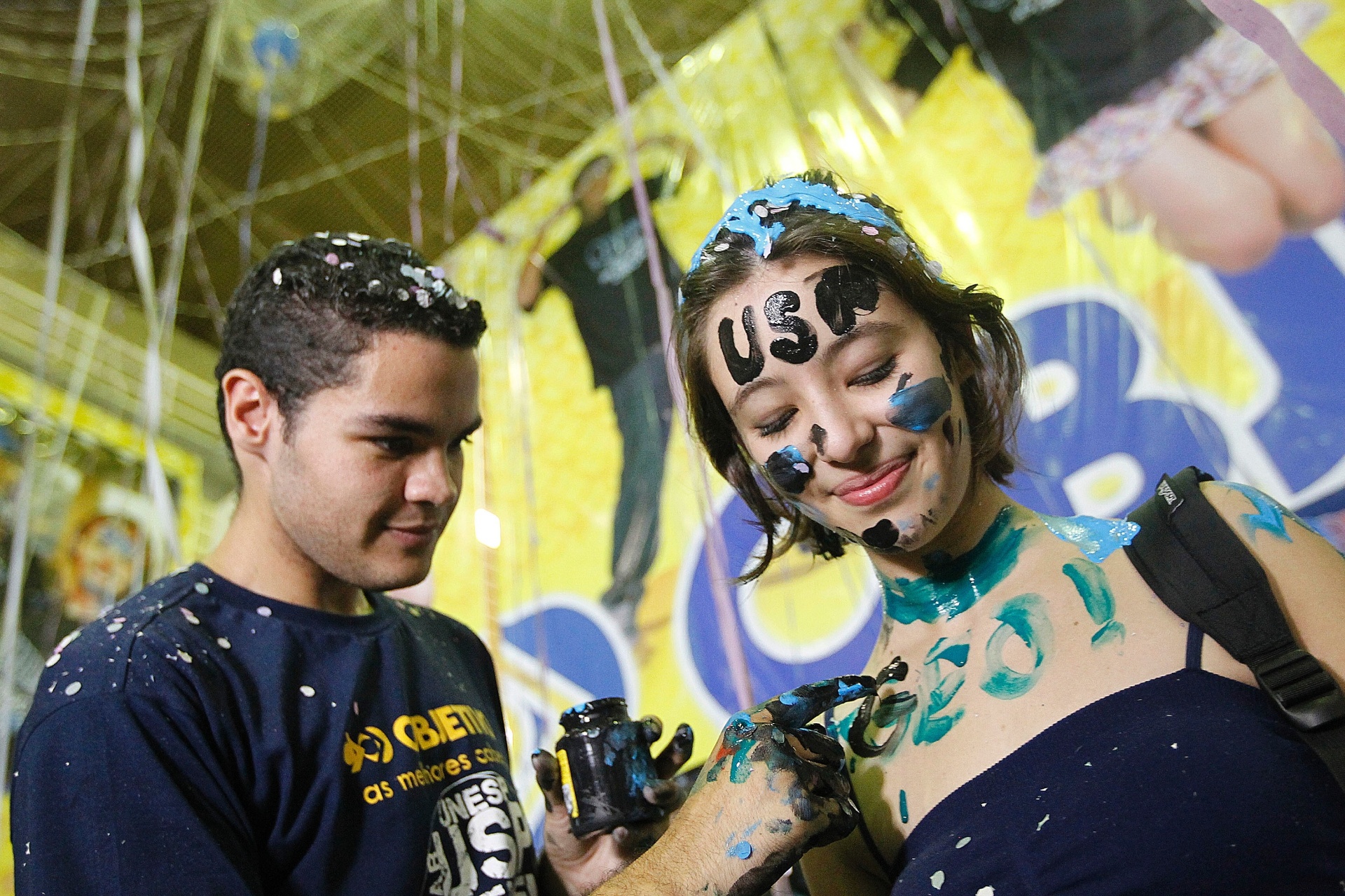 Calouros comemoram aprovação no vestibular 2014 da Fuvest, que seleciona alunos para a USP (Universidade de São Paulo) e para a Faculdade de Medicina da Santa Casa de São Paulo. A matrícula online deve ser feita a partir da meia-noite de terça-feira (4) até as 23h59 da quarta (5) - Reinaldo Canato/UOL