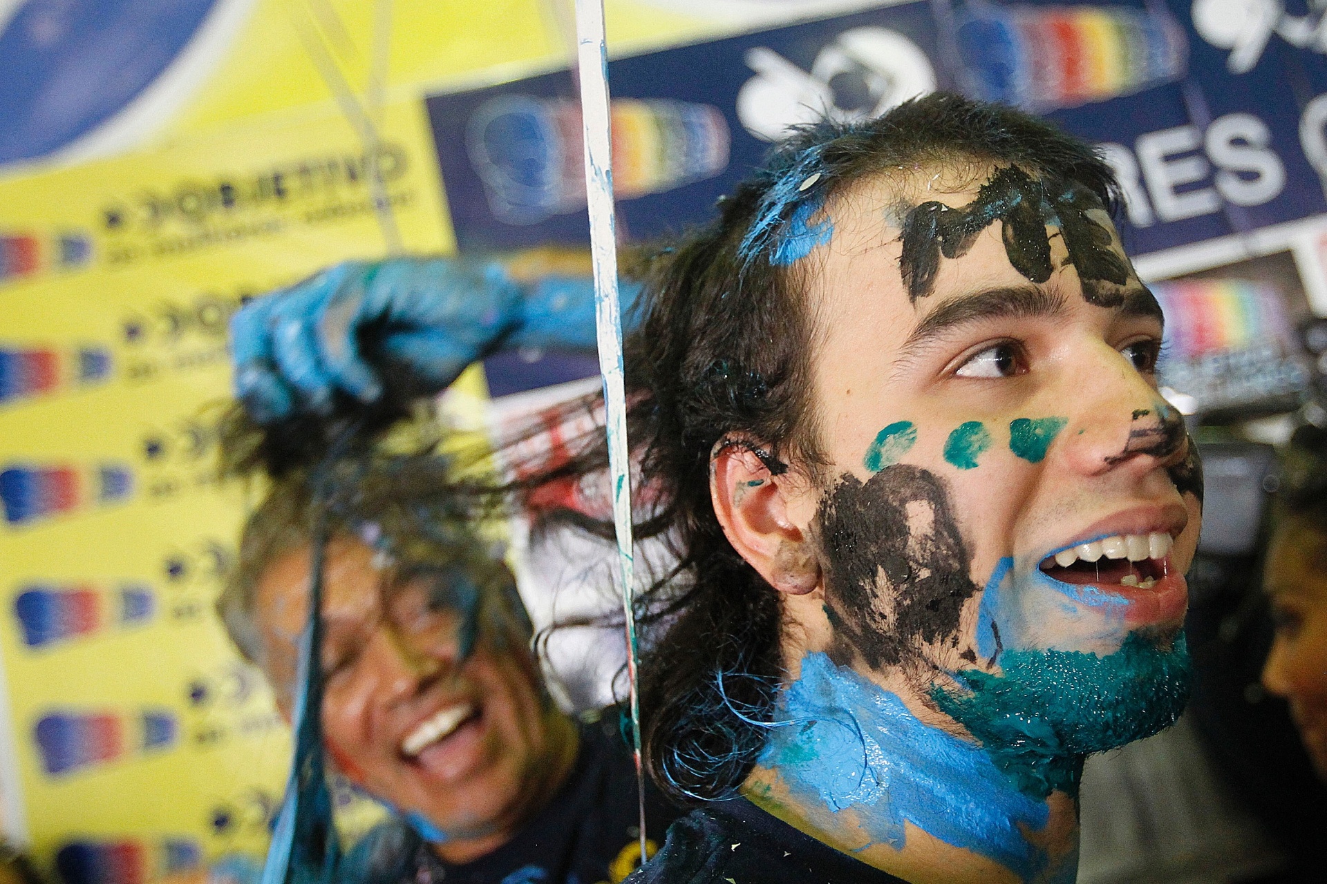 Calouros comemoram aprovação no vestibular 2014 da Fuvest, que seleciona alunos para a USP (Universidade de São Paulo) e para a Faculdade de Medicina da Santa Casa de São Paulo. A matrícula online deve ser feita a partir da meia-noite de terça-feira (4) até as 23h59 da quarta (5) - Reinaldo Canato/UOL