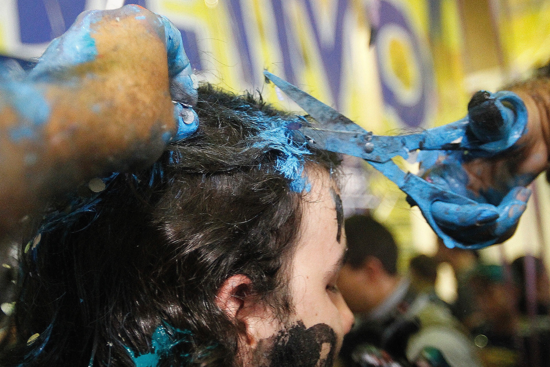 Calouros comemoram aprovação no vestibular 2014 da Fuvest, que seleciona alunos para a USP (Universidade de São Paulo) e para a Faculdade de Medicina da Santa Casa de São Paulo. A matrícula online deve ser feita a partir da meia-noite de terça-feira (4) até as 23h59 da quarta (5) - Reinaldo Canato/UOL