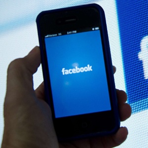 De acordo com levantamento, adolescentes têm deixado o Facebook para usar serviços de mensagem - Karen Bleier/AFP