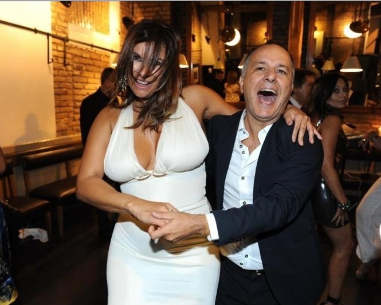 Lilian Ramos agita na noite de Roma, onde circula pelas festas e recepção como celebridade local após anos na TV italiana - Divulgação