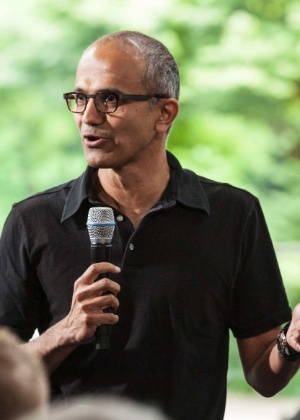Satya Nadella, vice-presidente executivo da área corporativa e de nuvem da Microsoft, fala durante evento em Seattle realizado em 2013. Nadella é cotado para ser novo diretor-executivo da empresa de software norte-americana - Reuters/Divulgação/Microsoft