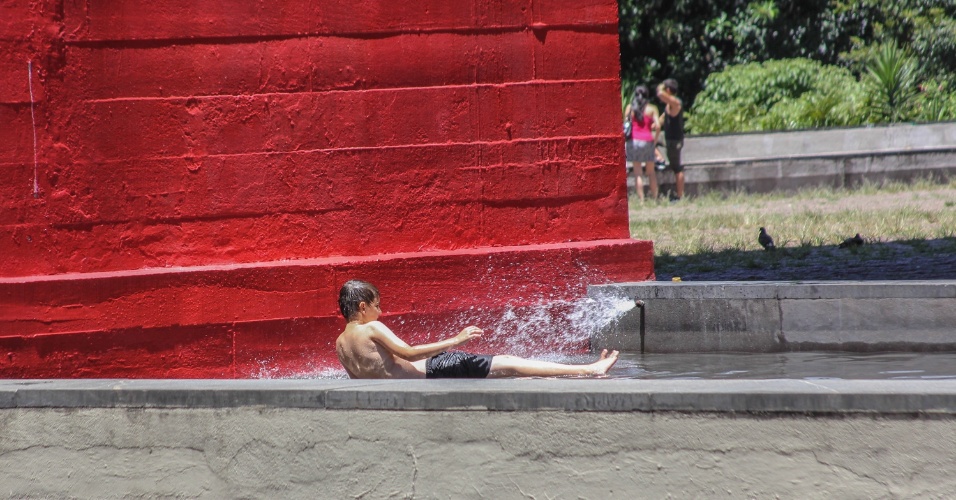 1.fev.2014 - Criança brinca no espelho d'água no vão livre do MASP (Museu de Arte de São Paulo) em tarde de muito calor na cidade de São Paulo. Termômetros marcam 37°C na avenida Paulista