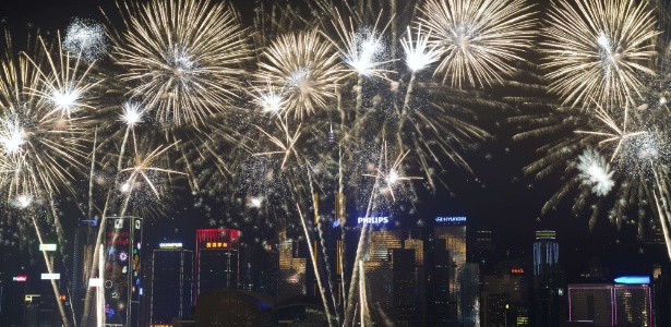 1º.fev.2014 - Fogos de artifício explodem no céu de Hong Kong, neste sábado (1º), em comemoração à chegada no ano do Cavalo, pela tradição chinesa. Milhares de pessoas assisitram ao espetáculo de 23 minutos que marcou a chegada do Ano-Novo chinês - Alex Ogle/AFP