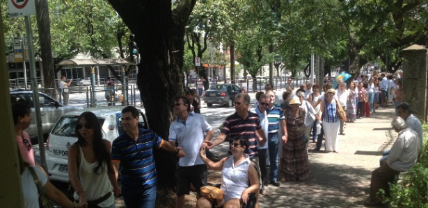 Cerca de 300 pessoas se reuniram neste domingo (2) em frente à Igreja Nossa Senhora do Carmo, em Belo Horizonte, para protestar contra a suspensão das missas de frei Claudi van Balen - Carlos Eduardo Cherem/UOL