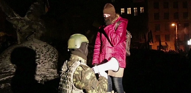 Manifestante faz uma proposta de casamento próximo à Praça da Independência, palco de protestos em Kiev, capital da Ucrânia