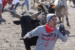 Homem arrisca selfie perigosa durante corrida de touro - 03/02/2014 - UOL  Notícias
