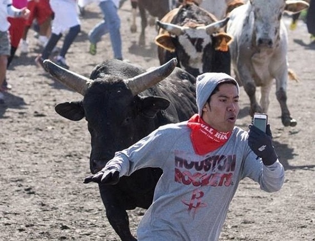 Não tente fazer isso: jovem tenta participar da corrida de touros de Houston e ainda fazer um vídeo - Reprodução/Reddit