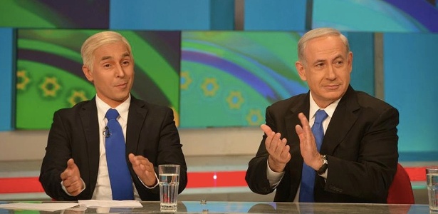 O primeiro-ministro israelense Benjamin Netanyahu (à dir.) e o ator Mariano Idelman em um dos quadros do programa "Eretz Nehederet", em abril de 2013 - Reprodução/Facebook