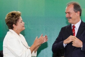 A presidente Dilma Rousseff dá posse a Aloizio Mercadante, que deixou o Ministério da Educação e assumiu a Casa Civil em fevereiro