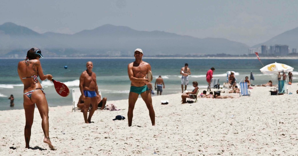 3.fev.2014 - Pessoas se divertem na praia do Pepe, na Barra da Tijuca, zona sul do Rio de Janeiro, na tarde desta segunda-feira (3). Hoje, o Rio de Janeiro teve a maior temperatura do ano, com máxima de 40,6°C