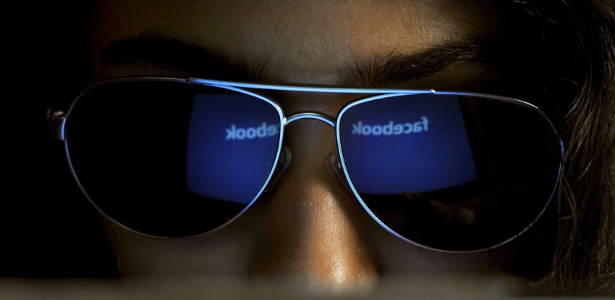 Cuidado: seu Facebook pode estar sendo visto por outra pessoa - Manjunath Kiran/AFP