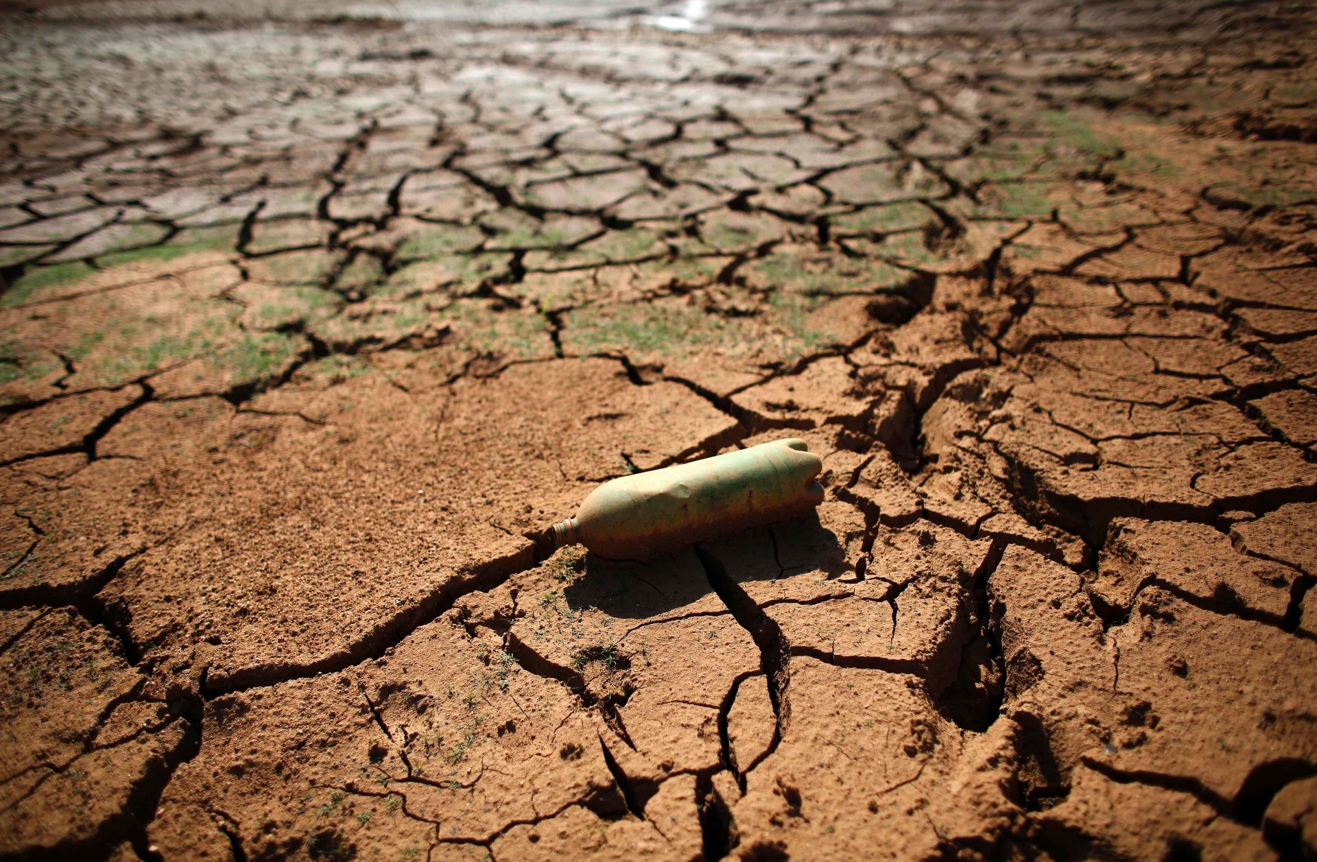 30.jan.2014 - Represa Jaguari, que integra o Sistema da Cantareira da Sabesp (Companhia de Saneamento Básico do Estado de São Paulo) fica com solo seco e rachado devido à falta de chuvas no Estado - Nacho Doce/Reuters