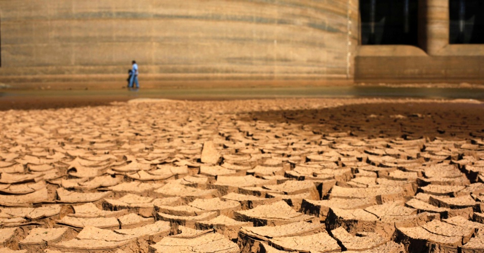 30.jan.2014 - Represa Jaguari, que integra o Sistema da Cantareira da Sabesp (Companhia de Saneamento Básico do Estado de São Paulo) fica com solo seco e rachado devido à falta de chuvas no Estado