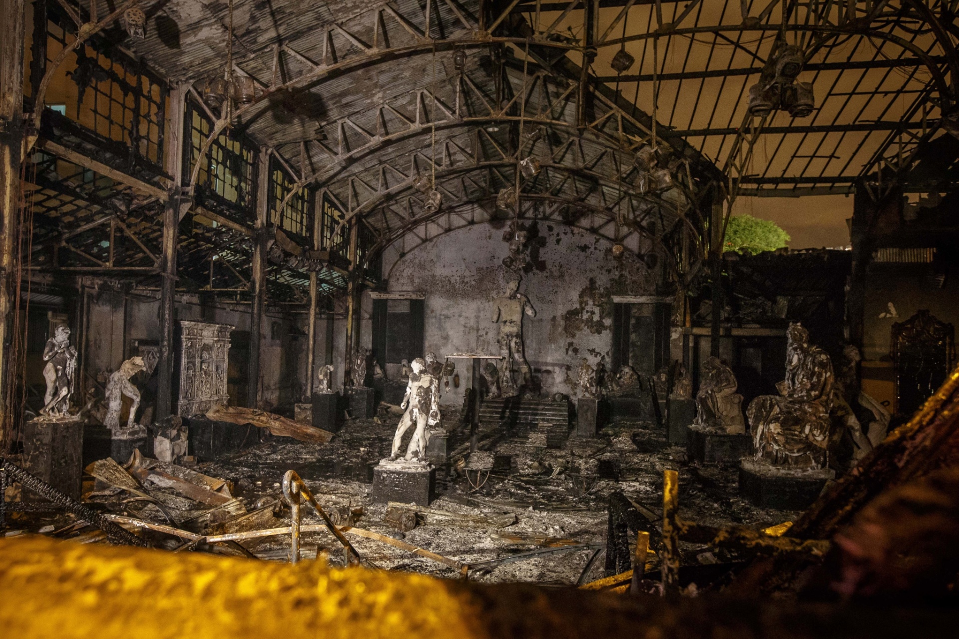 4.fev.2014 - Incêndio destruiu na madrugada desta terça-feira (4) o centro cultural do Liceu de Artes e Ofícios de São Paulo, anexo ao prédio da escola, no bairro da Luz, região central de São Paulo. Não houve feridos - Avener Prado/Folhapress
