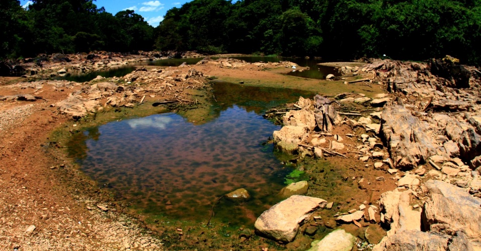 4.fev.2014 - Rio Atibaia, na região de Campinas, interior de São Paulo está com nível de água reduzido, devido à falta de chuvas no Estado