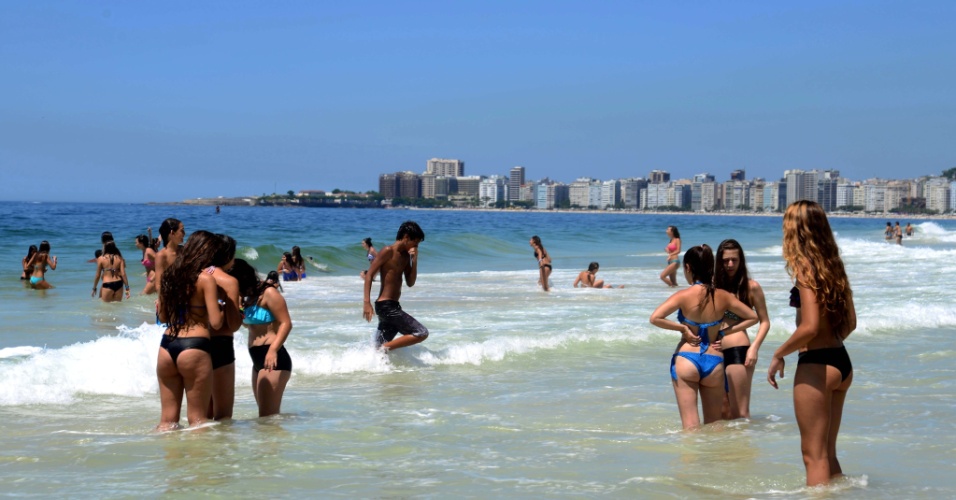 5.fev.2014 - Banhistas aproveitam manhã de calor na praia do Leme, zona sul do Rio de Janeiro, nesta quarta-feira (5). A temperatura pode chegar aos 40ºC até o final da tarde