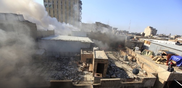 Fumaça é vista no local de um ataque à bomba perto de Khullani Square, em Bagdá, Iraque