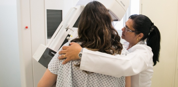  Mulher se submete a exame de mamografia em São Paulo - Edson Lopes Jr./Divulgação