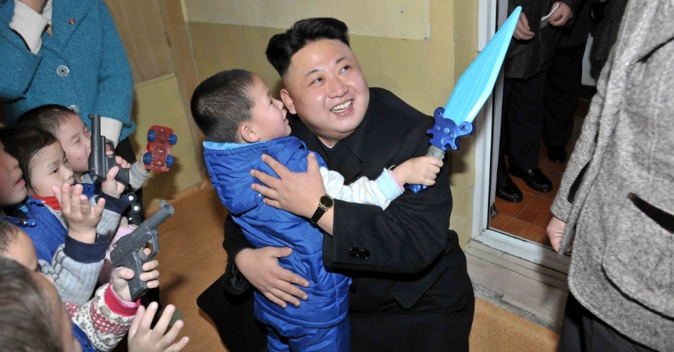 5.fev.2014 - Um dia após ser nomeado candidato a uma cadeira na Assembleia Popular Suprema da Coreia do Norte nas eleições de março, o líder Kim Jong-un aparece visitando um orfanato em Pyongyang. A foto foi divulgada pela agência oficial de notícias do país nesta quarta-feira (5)