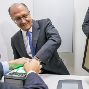 O governador de São Paulo, Geraldo Alckmin (PSDB), tira digitais para o novo RG - Divulgação/Edson Lopes Jr.