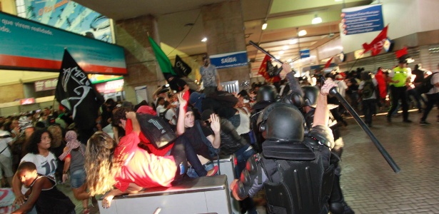 A Polícia Militar usou bombas de efeito moral dentro da estação para conter o protesto - Domingos Peixoto/Agência O Globo