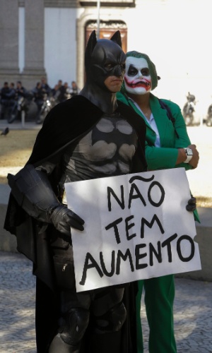 6.fev.2014 - Figuras emblemáticas em protestos, Batman e Coringa participam de ato contra o aumento das passagens de ônibus, com concentração na região da Candelária, no centro do Rio de Janeiro, nesta quinta-feira (6)