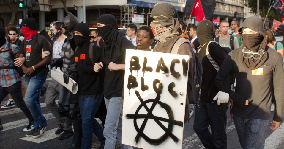 6.fev.2014 - Grupo de black blocs adere a protesto contra aumento da tarifa de ônibus no centro do Rio de Janeiro