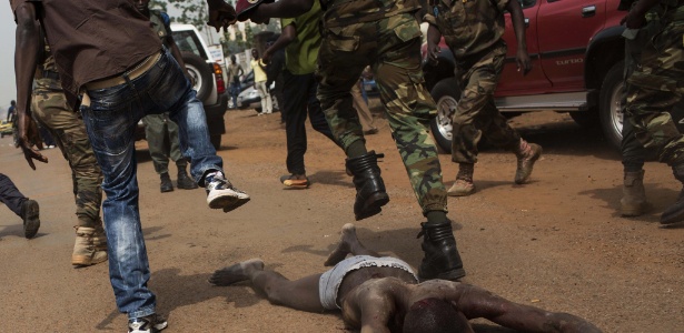 Homem acusado de ser um ex-rebelde é atacada por soldados e civis em rua de Bangui - Laurence Geai/NurPhoto/Zumapress/Xinhua