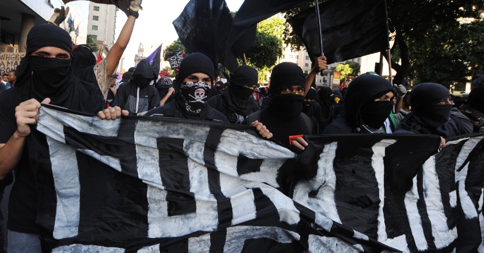 6.fev.2014 - Manifestantes black blocs acompanham protesto contra aumento da tarifa de ônibus no centro do Rio de Janeiro