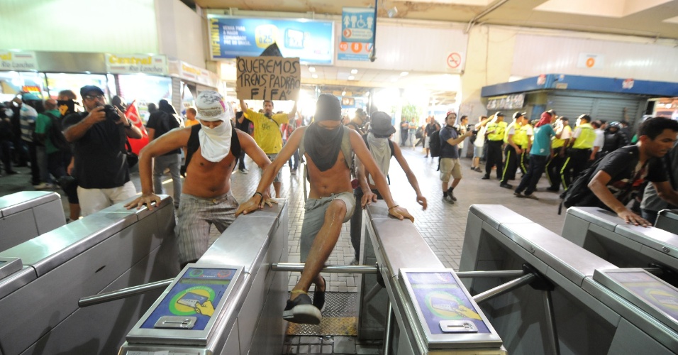 6.fev.2014 - Manifestantes black blocs pulam catracas da estação Central do Brasil, no Rio de Janeiro, durante ato contra o aumento da tarifa de ônibus