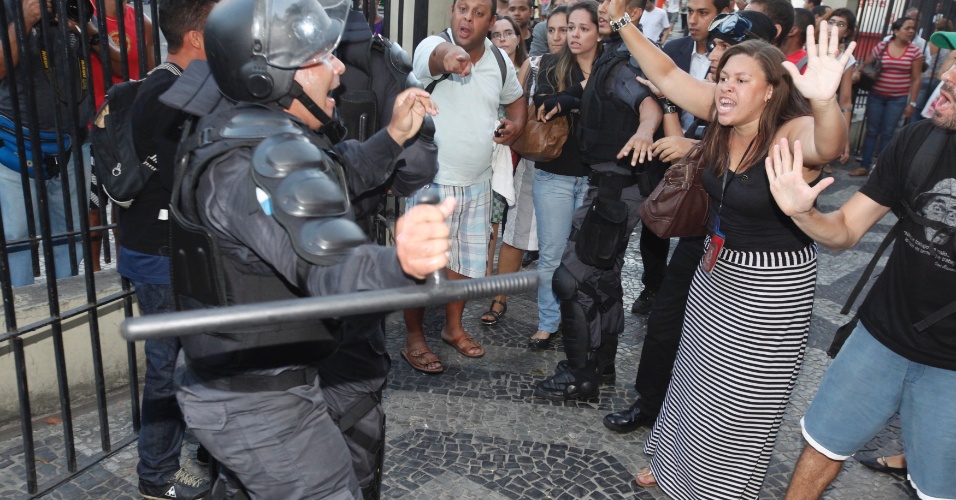 6.fev.2014 - Manifestantes enfrentam policiais durante protesto contra aumento da tarifa de ônibus no centro do Rio de Janeiro