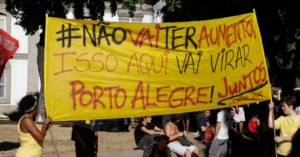 6.fev.2014 - Manifestantes fazem ato contra o aumento das passagens de ônibus, que teve concentração na região da Candelária, no centro do Rio de Janeiro, nesta quinta-feira (6)