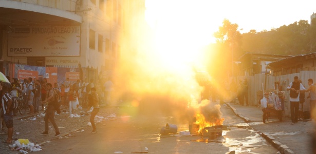 Manifestantes queimaram entulho em rua no centro do Rio de Janeiro durante protesto contra aumento da tarifa de ônibus na quinta-feira (6) - Antonio Scorza/UOL