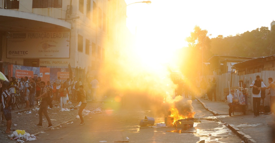 6.fev.2014 - Manifestantes queimam entulho em rua no centro do Rio de Janeiro durante protesto contra aumento da tarifa de ônibus