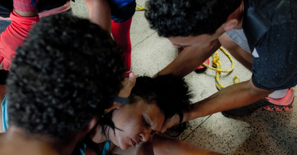 6.fev.2014 - Mulher desmaia durante confronto com policiais militares em protesto contra aumento da tarifa de ônibus, na Central do Brasil, centro do Rio de Janeiro