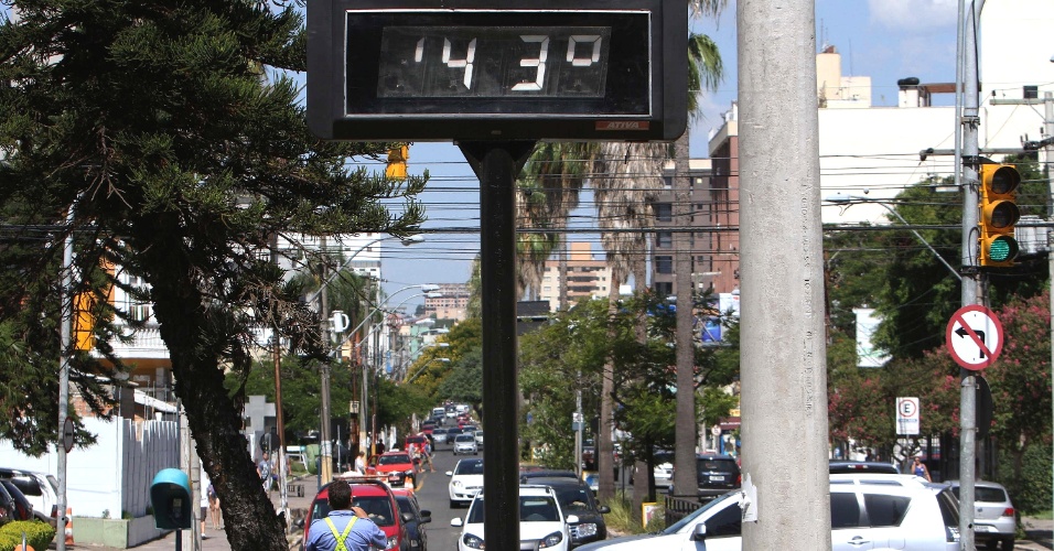 6.fev.2014 - Um termômetro de rua registra 43°C na região central de Porto Alegre, no Rio Grande do Sul, no início da tarde desta quinta-feira (6). Na madrugada desta quinta, os termômetros de rua da capital chegaram a marcar 30ºC. O calor que assola o Rio Grande do Sul desde o fim de 2013 é um dos mais severos já registrados