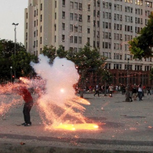 Cinegrafista da "Band" é ferido por explosivo na cabeça durante ato na Central do Brasil, no centro do Rio - Agência O Globo