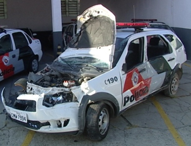 Carro da polícia ficou destruído depois de ter sido atingido por motorista de caminhão em Sorocoba (SP) - Divulgação/UOL