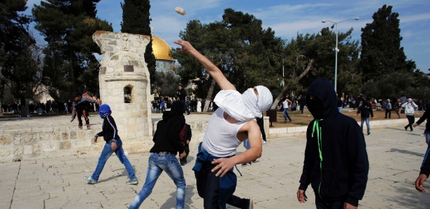 Manifestantes palestinos lançam pedras contra policiais israelenses durante confronto após as orações de sexta-feira próximo à Porta dos Leões, na cidade antiga de Jerusalém - 7.fev.2014 - Ammar Awad/Reuters