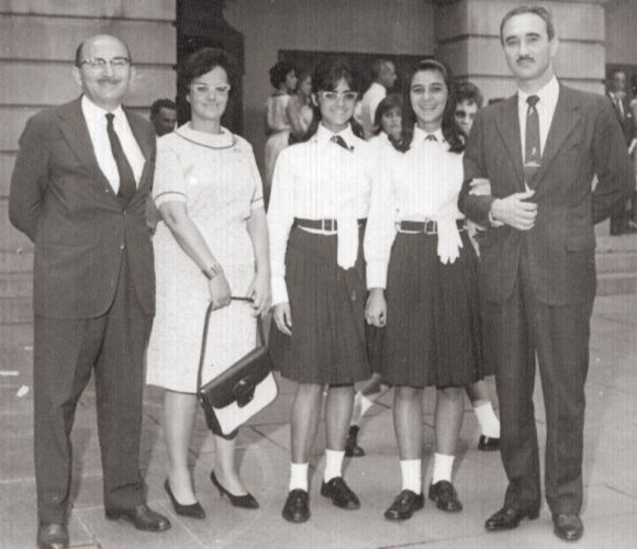 A atriz Marieta Severo, de óculos, com uma colega e os pais. Ela foi normalista, nos anos de 1960, no Instituto de Educação. Para as comemorações, o uniforme exigia luva branca, que devia ficar presa no cós da saia