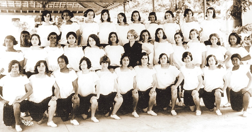 Alunas da Escola Orsina da Fonseca em seu uniforme de educação física de 1929. A pose de time era bem mais certinha