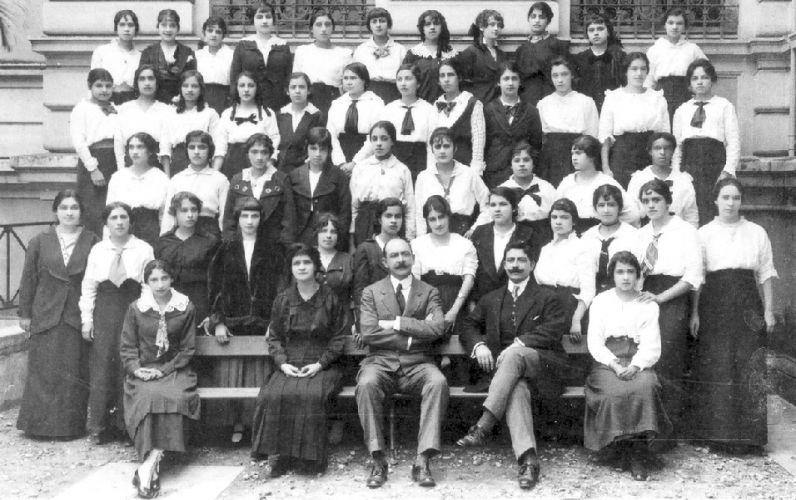 As normalistas do colégio Caetano de Campos, em 1915, posam junto com seus professores. Detalhe para as gravatas em moda na época