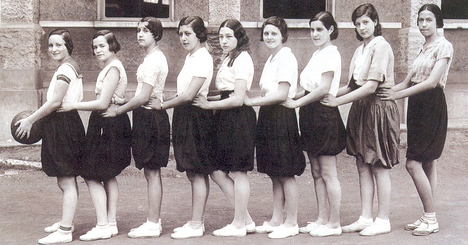 Equipe feminina de basquete da Escola Americana em 1933. Você acha que era fácil fazer uma bandeja com essa roupa?