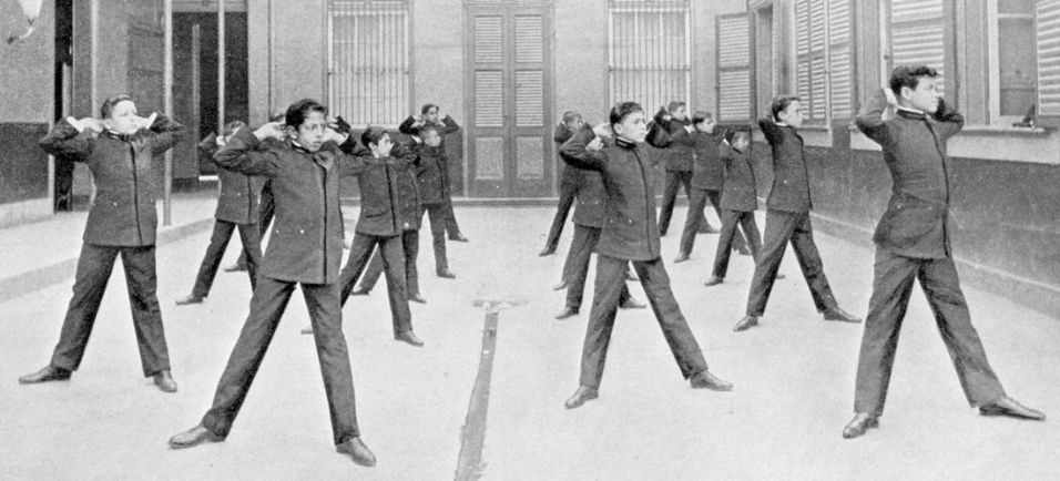 Lição de ginástica sueca para os alunos do Colégio Pedro 2º, na época chamado de Ginásio Nacional (1909). Até na educação física as roupas exigiam formalidade
